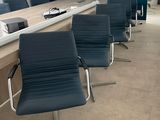 une longue table avec quatre chaises devant
