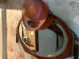 un chapeau accroché au mur à côté d'un miroir
