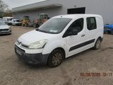 la petite camionnette blanche est garée devant un bâtiment