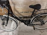 un vélo garé devant une boîte