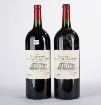 deux bouteilles de vin rouge posées l'une à côté de l'autre sur une surface blanche