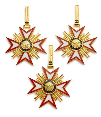 trois médailles d'or ornées d'étoiles rouges et bleues
