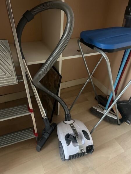 Un aspirateur ménager AYA En l'état