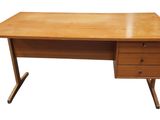 un bureau en bois avec deux tiroirs et un tiroir en dessous