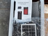 une boîte contenant quelques objets, posée sur une table