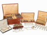 beaucoup d'argenterie dans un coffret sur la table