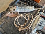 une boîte à outils posée sur une table, avec des outils dessus