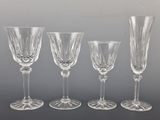 quatre verres à vin transparents posés sur une table