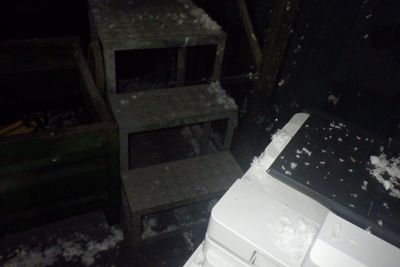 de la neige sur le dessus d'un poêle dans la cuisine