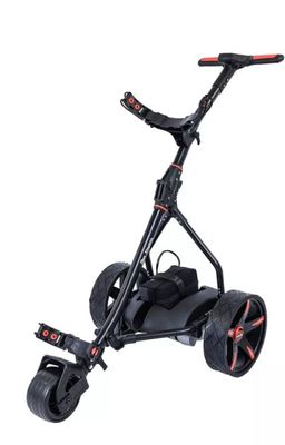 un gros plan d'une voiturette de golf noire avec une poignée rouge