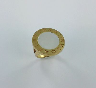 une bague plaquée or sur laquelle est gravé le mot « love »