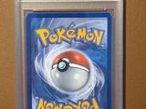 un gros plan d'une carte Pokémon accrochée au mur