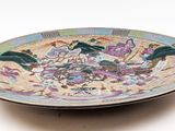une assiette décorée d'oiseaux et de fleurs