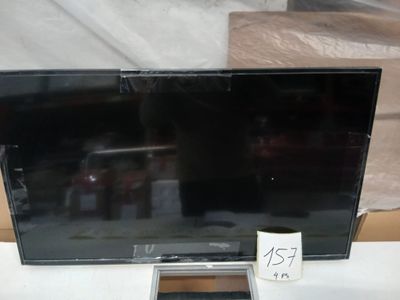 une télévision à écran plat posée sur une table, avec une étiquette de prix
