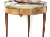 une table en bois sur laquelle est posé un plateau