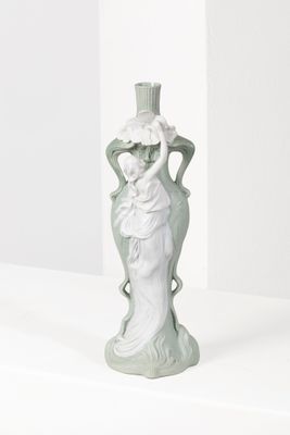 Travail 1900 Vase en porcelaine et biscuit à décor d’une fem…