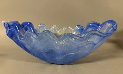 MURANO, XXème. Coupe en verre bleue et transparent à bord co…