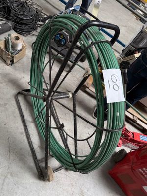 une photo d'un homme travaillant sur une bobine de fil métallique
