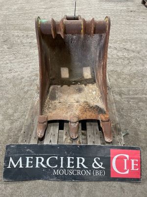 une pancarte indiquant « Merciir » et « Mouscron » posée sur une palette
