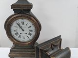 une horloge posée sur une table à côté d'un livre
