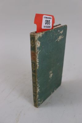 un petit livre dans lequel se trouve une étiquette rouge