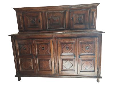 Important buffet deux corps en noyer mouluré ouvrant en part…