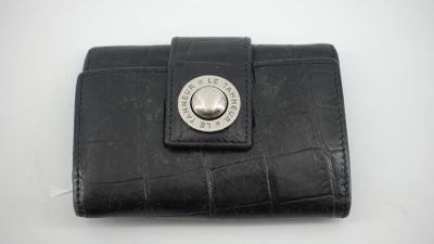 portefeuille en cuir noir orné d'un bouton métallique sur le devant