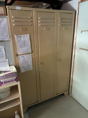 un casier situé dans un coin d'une pièce, sur lequel s'entassent de nombreux papiers