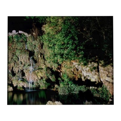 une petite cascade au milieu d'une forêt