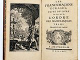 un livre ouvert avec la photo d'un homme et d'une femme