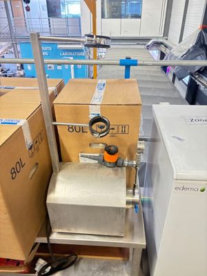 de nombreuses boîtes dans un carton, dans un entrepôt