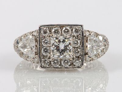 Bague en or gris centrée d'un diamant de taille carré épaulé…