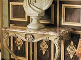 un buste d'homme posé sur une table dans une pièce