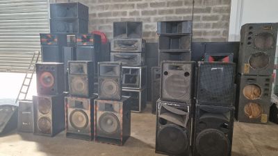 a lot of speakers sitting on the floor in a room