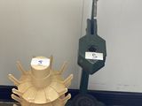 beaucoup d'objets posés sur le sol