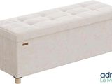 un gros plan d'un banc sur lequel est posé un coussin