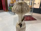 une lampe posée sur une table dans une pièce