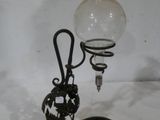 une lampe posée sur une table