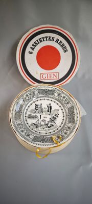 deux assiettes posées sur une table