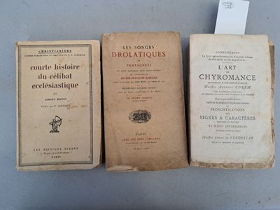 trois livres posés sur une table l'un à côté de l'autre