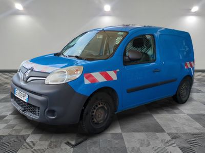 la photo d'une camionnette bleue garée dans un garage