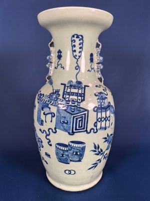 CHINE - Début XXe siècle Vase balustre en porcelaine à décor…