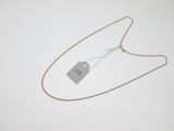 gros plan d'un collier auquel est attachée une étiquette