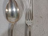 deux fourchettes et une cuillère posées sur une table