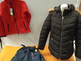 deux vestes posées sur une table et une veste sur un mannequin