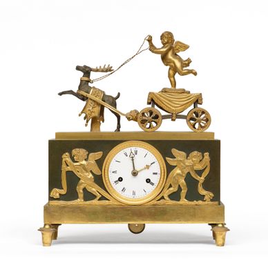 une horloge en or ornée de personnages et représentant un homme à cheval