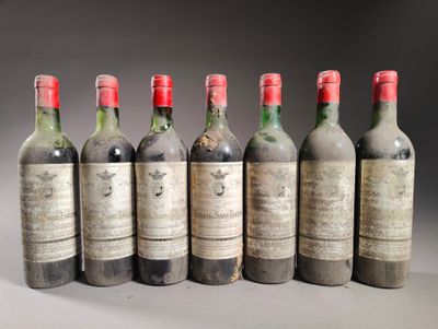 six bouteilles de vin sont alignées sur une table