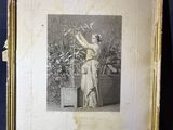 une vieille photo d'une femme debout à côté d'une plante en pot