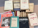 plusieurs livres sont empilés sur une table