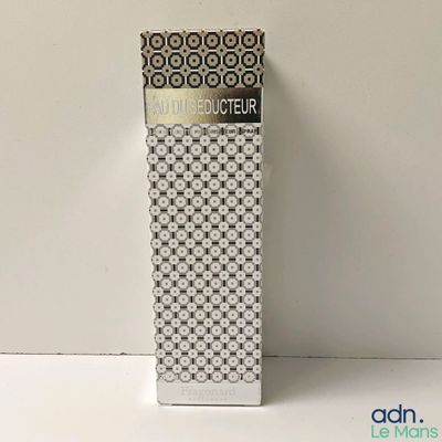 gros plan d'une boîte de parfum sur une surface blanche